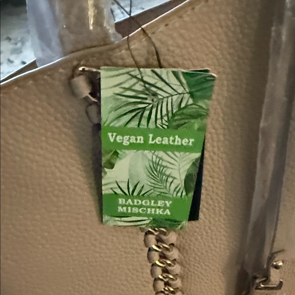 Bagdley Mischka Chic Beige Leather Shoulder Bag with Gold Chain - Picture 9 of 13